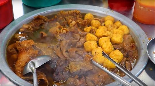大叔街头卖“祖传”手艺，25元一份生意火爆，食客：再贵也要吃！