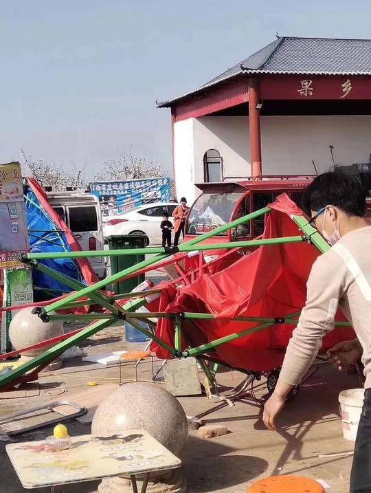 独家责任｜探访商丘尘卷风刮飞梨园蹦蹦床致2死现场：爷爷奶奶至今不知孙子离世