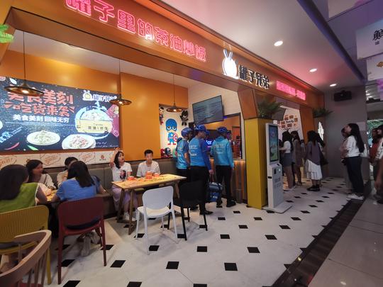宿舍兄弟大学城合伙卖炒饭，外卖用易拉罐包装，月赚竟达近万元