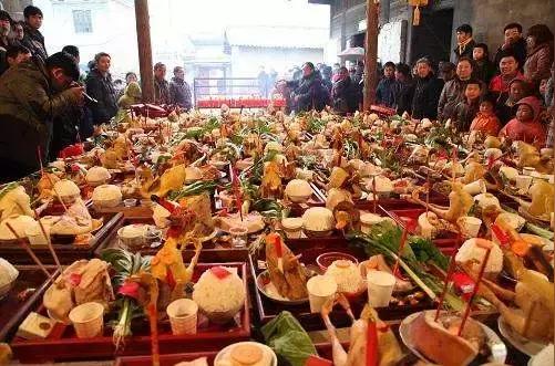 今岁今宵尽，又见一家春