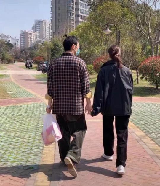 网友偶遇朱亚文扎冲天辫带妻子吃路边摊，甜蜜牵手回家宛若小情侣