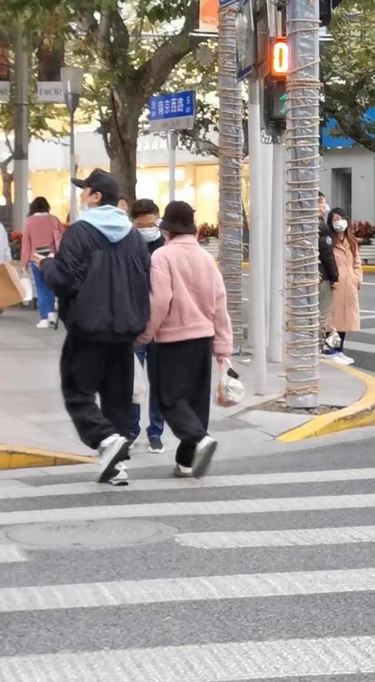 邓超孙俪真接地气，同穿“大妈”裤扫荡路边摊，十指紧扣撒狗粮