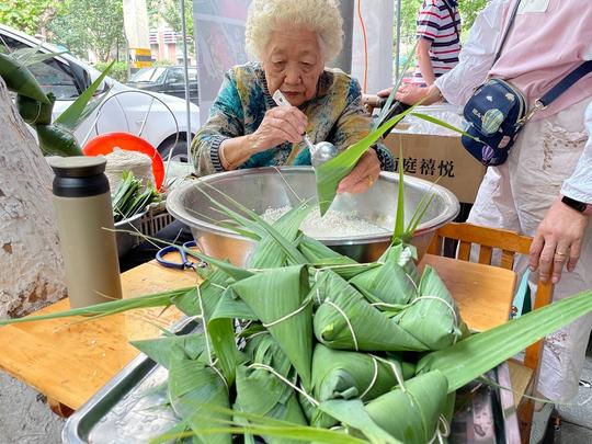 实探：端午将至成都“粽子一条街”生意火爆