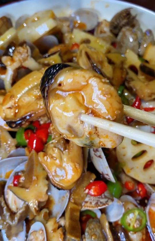 长春冬天就得这个搭配，小烧烤打边炉，二道这家天天排队，超好吃