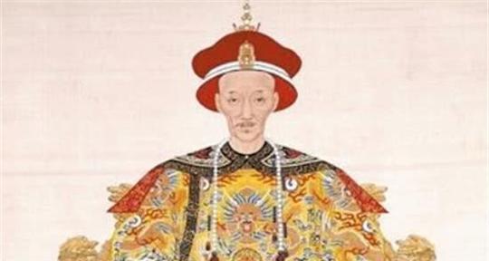 乾隆的孙子射死一只鹿，乾隆要赏黄马褂，身后太监急出一头汗