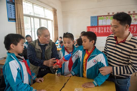 “送科技制作课进校园”走进调风镇中小学