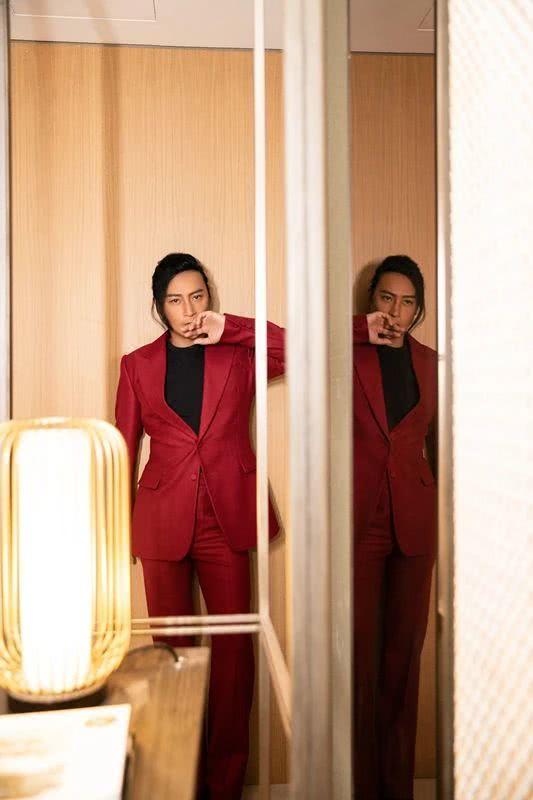 穿西服的陈志朋，尽显熟男魅力