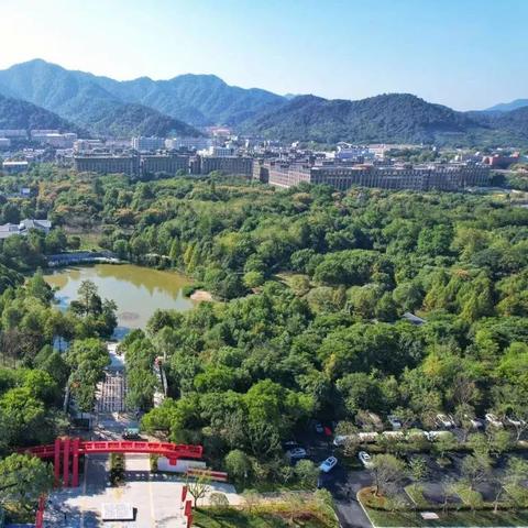 杭州市西湖边是哪个区