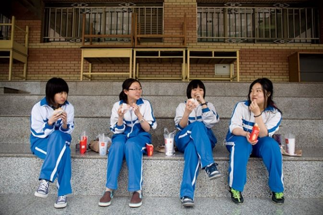 孩子初中住校好还是走读好