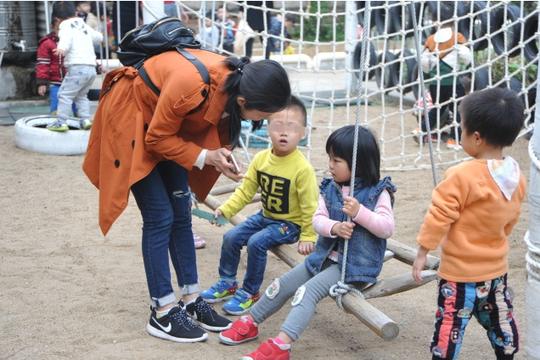 坏人20分钟骗走46个娃，人贩子骗术升级，家长需做好防拐教育