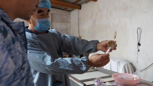 中国人在非洲开的食品加工厂：让非洲人也尝尝中国的花生酥糖！