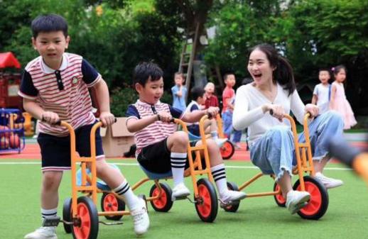 “月薪两千太难了”，幼师离职引宝妈不解：托费我交了三千多呢
