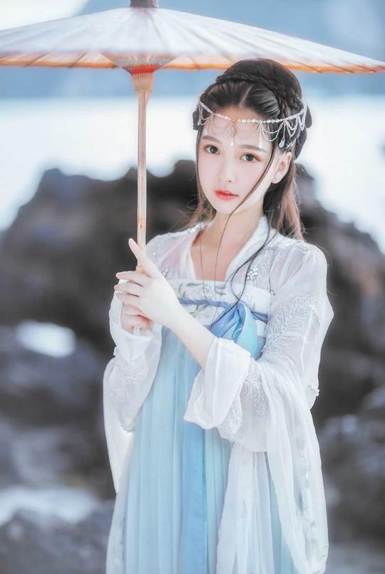 古风小姐姐，身穿汉服仙气飘飘，很有古典气质，美到你了吗？