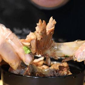 济南哪所大学门口让摆摊卖小吃。是哪种长期的。一天都能摆的？