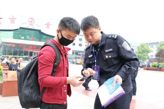 【防诈宣传】民警街头开展宣传 防诈意识深入人心