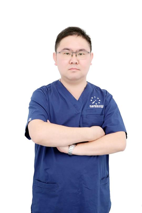 不知名主治医师创业，拒绝所有投资，却为何从第一天就开始赚钱？