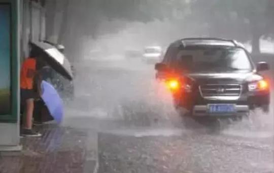 月收入不足5000，为什么还要咬牙买车？网友：回到村里才懂！