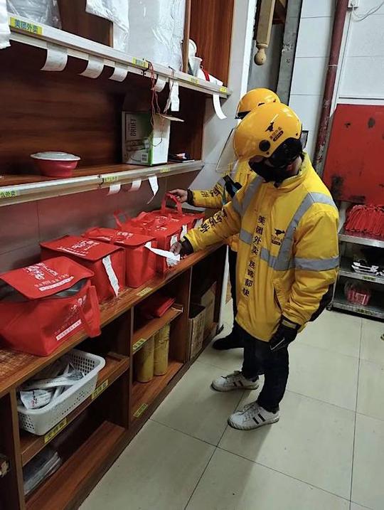 “毛血旺”餐饮店老板的”自救”：以前生意兴隆，现在靠“外卖突围”