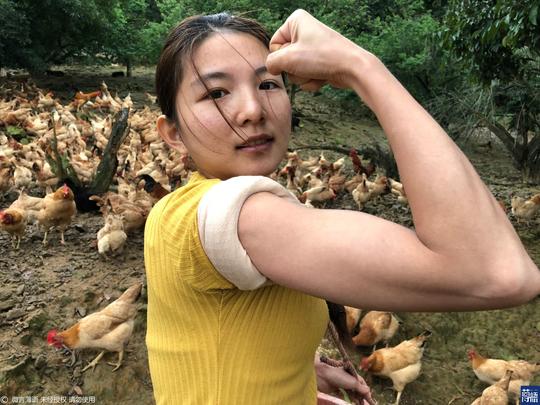 95后妹纸回乡创业养鸡年入百万，为父母改善生活，练就一身腱子肉