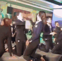 打美女屁股打到红gif动态图