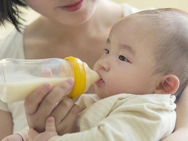新生婴儿呛奶的急救方法