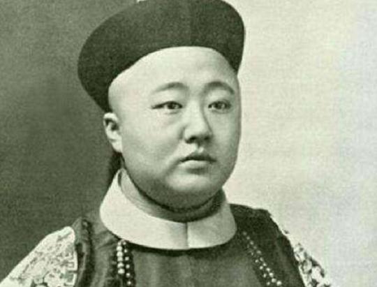 此末代王爷挥霍无度，变卖祖业、挖祖坟，资产败光后拉黄包车为生