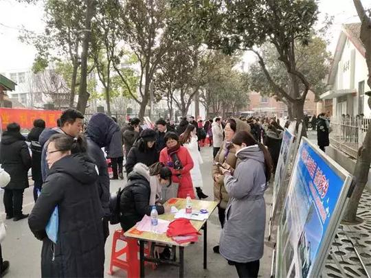 卧龙区委大院变成“人才交流市场”100余家重点企业开门纳贤