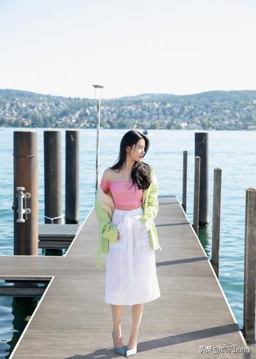 海边涨潮被海水美女冲走搞笑gif动图