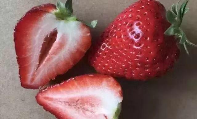 喉咙痛能不能吃草莓