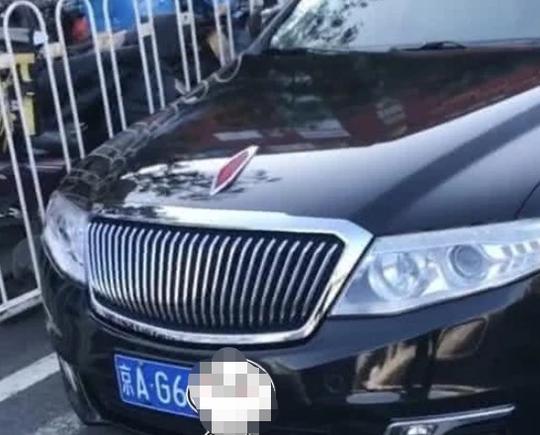 红旗h7乱停车被贴罚单，“京ag6”车牌额外亮眼，交警：一律平等