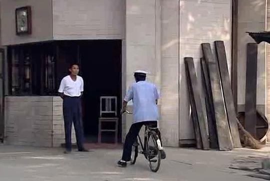 穷裁缝捡到一件警服，竟冒充交警，上街开罚单赚钱，国产人性电影
