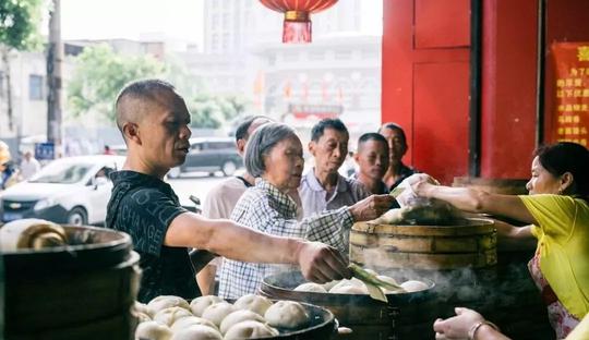 济南包子铺开了多年依然生意火爆，两口大锅卖不过来……