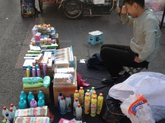 几家欢乐几家愁！地摊经济让房东羡慕，白领农民下海，全民摆摊