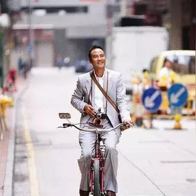 足球比赛球迷爆满的长尾关键词有什么