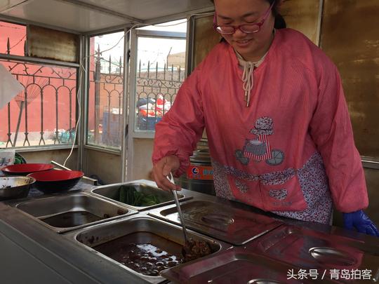 89年妹子搞餐饮，牛肉面10元一碗限量供应，生意火爆得不行