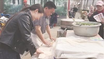 父亲带19岁女儿摆摊卖韭菜盒子，称读大学还不如做生意走红网络