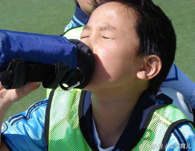 宝宝渴了怎么喝水好 宝宝渴了怎么喝水好