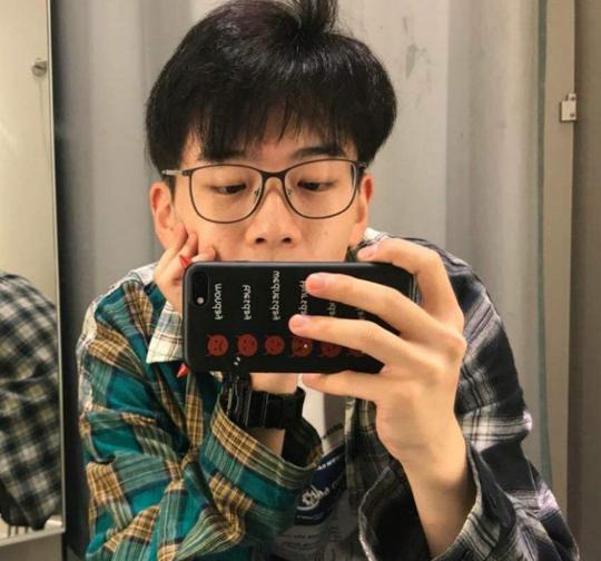 凭借抖音走红的费启鸣上《快本》了，摘掉眼镜后颜值也下降了！