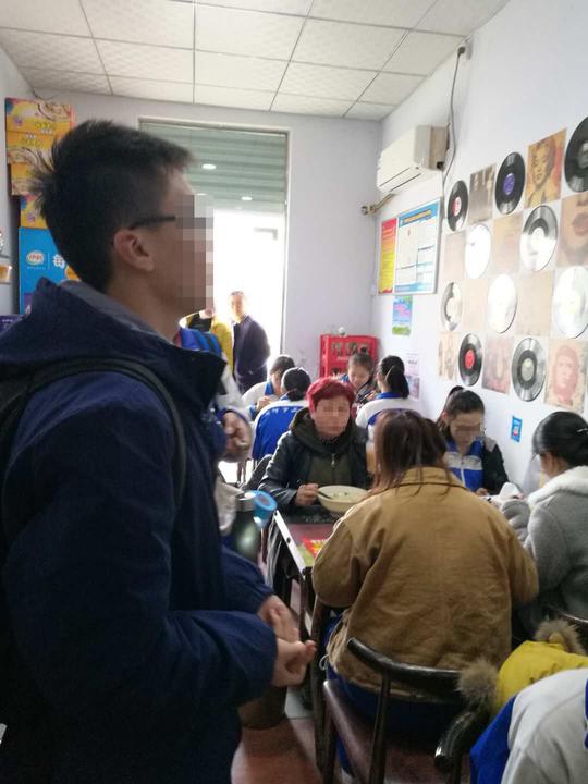 学校附近的小吃店每天生意火爆！快快加入这样的商圈吧~