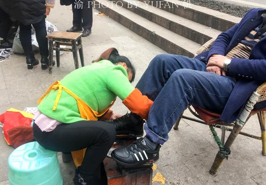 重庆街头的擦鞋摊5元擦一双鞋，你曾光顾过他们的生意吗？