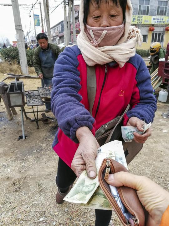 农民夫妻夫唱妇随路边的季节生意火，一天1000元，年轻人不愿意干