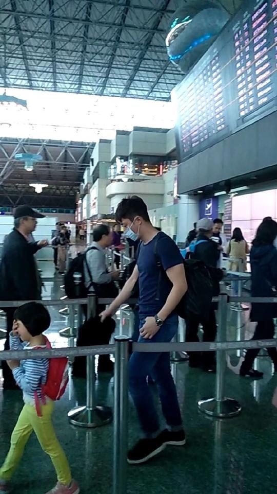 同样现身北京机场，霍建华无人搭理，抖音网红却数百人送花围观