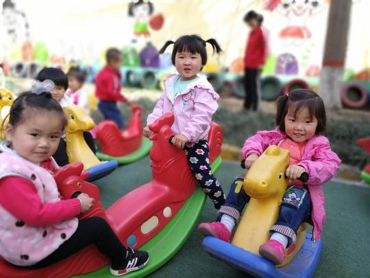 潼关县代字营镇南头幼儿园：“花儿盛开春满园，春景怡人育幼苗”