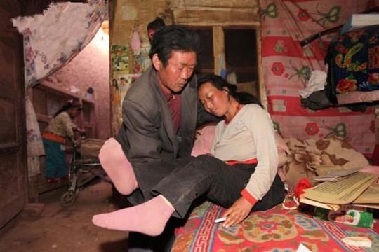农村“老夫少妻”老屋相守15年，为妻寻亲，庄稼汉满足也有遗憾