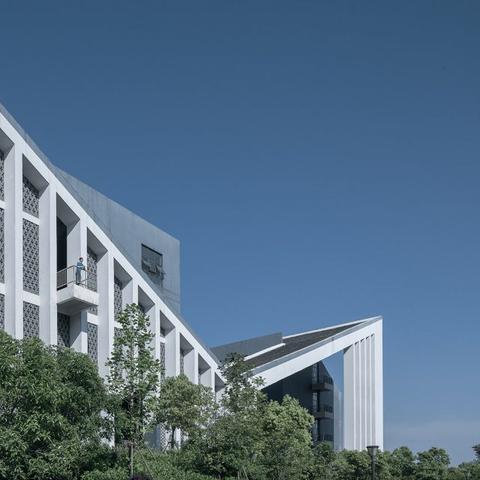 合肥工业大学宣城校区和安徽大学哪个好？