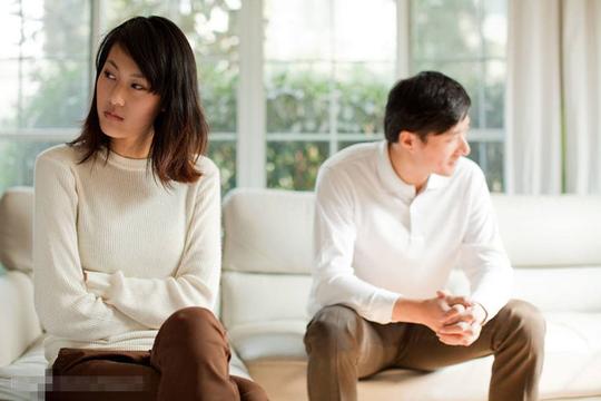 她被老公激怒赌气离婚，老公和小三偷着笑了
