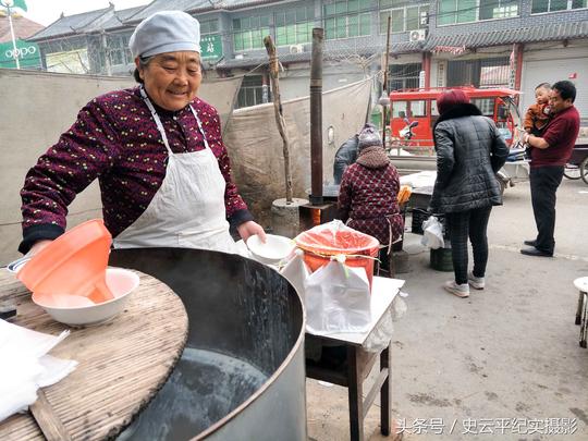山东郯城两对七旬夫妇卖早点不图挣钱就图老有所乐