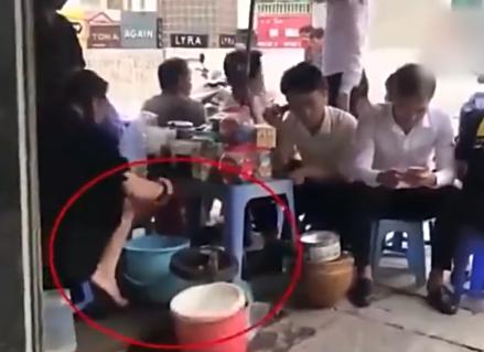 美女老板娘用洗脚水为客人做饮料，生意却相当的火爆！
