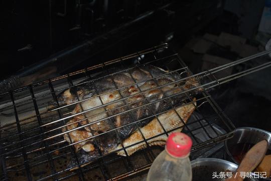 牛蛙配烤鱼吃过吗？这是每天生意火爆的秘诀！