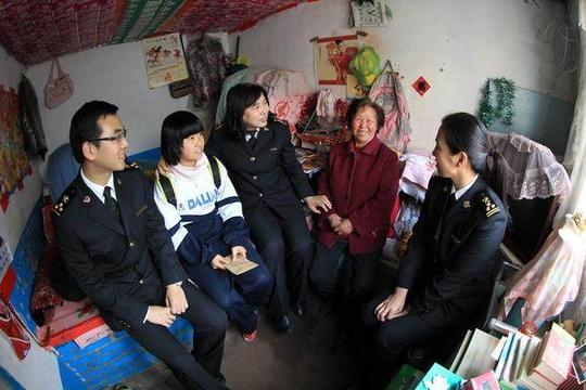 在姑姑家住3年，表姐结婚我送2000，没过5分钟，我被踢出家族群